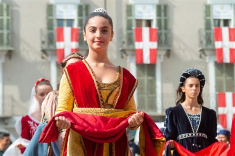 Palio Di Asti Tanti Applausi Ed Emozioni Per La Sfilata In Costume Dei