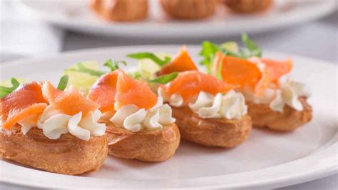 Éclairs salés au saumon fumé savoureux et invitants