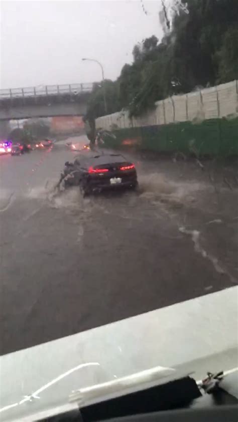 影／上班注意！豪雨狂降中台灣 國道后里段水淹半輪胎高 生活新聞 生活 聯合新聞網