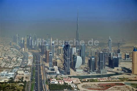 DUBAI DUBAYY aus der Vogelperspektive Skyline der Hochhäuser an der