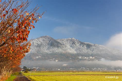 茨城県 雪と紅葉の珍しい筑波山の景色 美しい日本、この一枚。