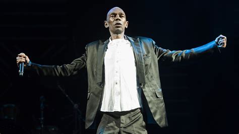 Maxi Jazz (65) overleden, zanger van wereldberoemde band Faithless ...