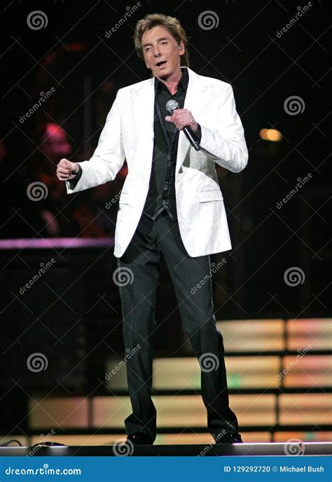 Barry Manilow Performs in Concert Editorial Image - Image of rock ...