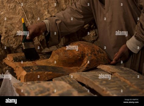 Los Arque Logos Egipcios Trabajan En Una Tumba Reci N Descubierta En