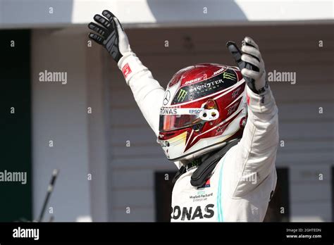 Rennsieger Lewis Hamilton GBR Mercedes AMG F1 Feiert Im Parc Ferme