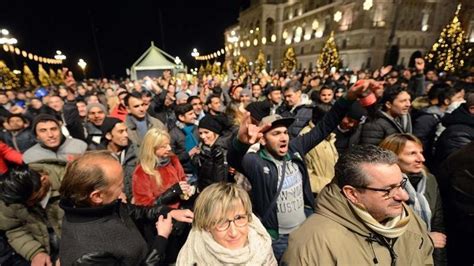 Capodanno In Piazza A Trieste Tra Dj Set E Controlli Sicurezza Il Piccolo