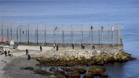 Maroc près de 130 migrants rejoignent à la nage l enclave espagnole de