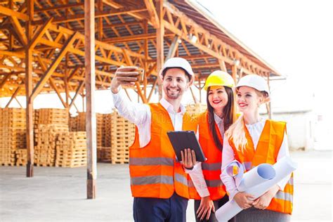 Ingenieros Sonrientes Tomando Selfie En El Lugar De La Construcción