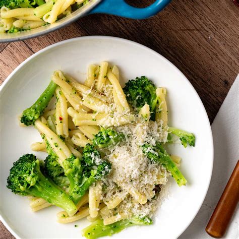 Italian Broccoli Pasta with Garlic and Olive Oil (quick recipe ...