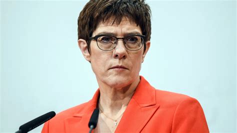 Kramp Karrenbauer La Sucesora Favorita De Merkel Renuncia A La