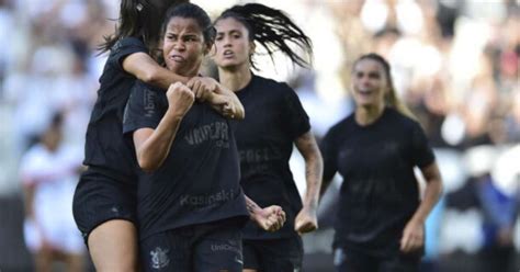 Em jogo de duas viradas nos acréscimos Corinthians vence São Paulo no