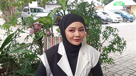 Sudah Berhijab Jenita Janet Sumbangkan Wig Miliknya Ke Penderita