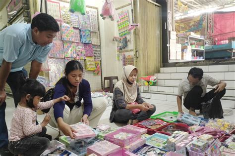 Omzet Pedagang Mainan Pasar Gembrong Baru Naik Saat Ramadhan Antara News