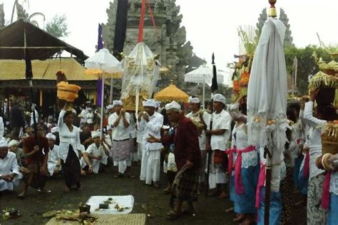 Uniknya Tradisi Hindu Bali Maprani Di Pura Ulun Danu Batur Acara Makan