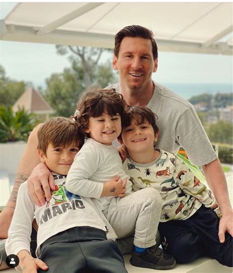 Adorable family photo of Lionel Messi and his three sons - Report Minds