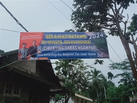 Warga Pasang Spanduk Sindir Jalan Kertarahaja Lebak Rusak Bertahun