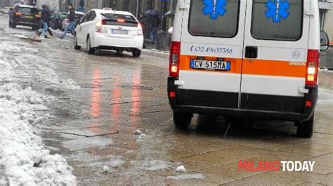 Incidente Sul Lavoro A Cesano Boscone Enne Cade Dalla Scala Finisce