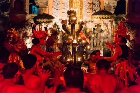 Kecak Feuer Und Trance Tanz Bei Pura Dalem Taman Kaja Ubud Bali