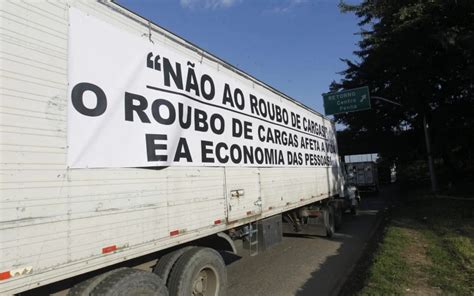 Caminhoneiros Realizam Protesto Contra Roubo De Cargas No Rio Campos