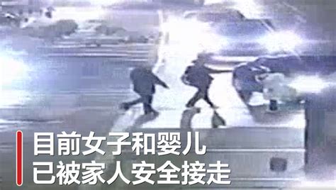 女子抱婴儿冲进车流欲轻生，民警营救反被抓伤，监控拍下危险一幕！ 北晚新视觉