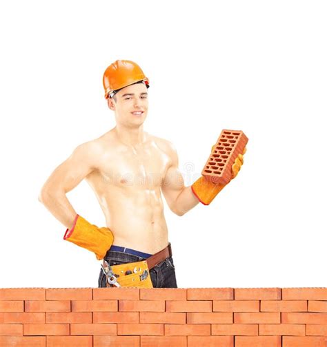 Trabajador De Construcción De Sexo Masculino Muscular Descamisado Que