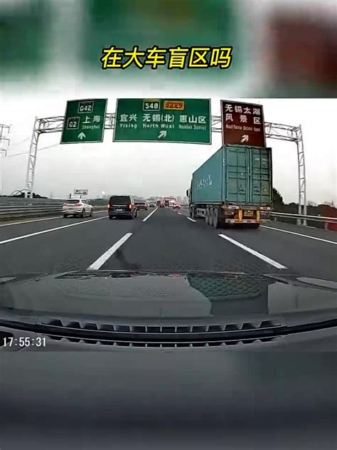 高速路上大货车变道差点撞上后面轿车，当事人：看回放才觉得后怕