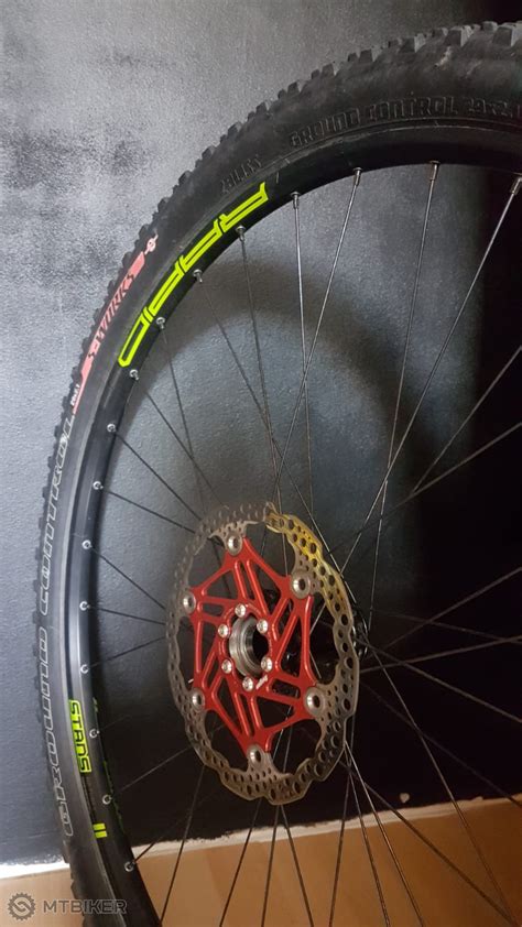 Stan s NoTubes ZTR Crest 32 hole TLR 26 kolesá na horský bicykel