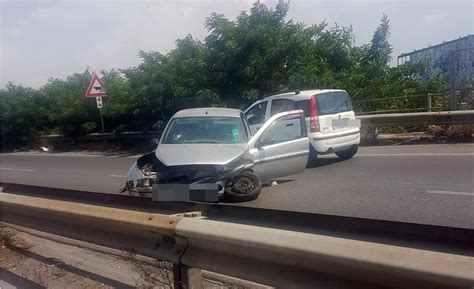 Incidente Sull Asse Mediano Auto Al Centro Della Carreggiata Traffico