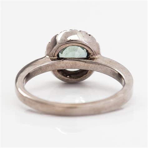 Ring 14K vitguld med grön safir och briljantslipade diamanter ca 0 20