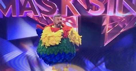 Krzysztof Skórzyński został kogutem na scenie Mask Singer Wiadomości