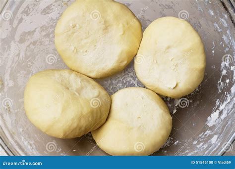 Las Manos De La Mujer Amasan La Pasta Foto De Archivo Imagen De