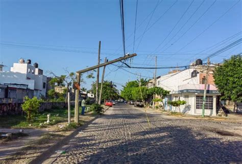 Amanece Poste A Punto De Caer En La Colonia Portales