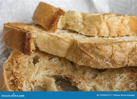 Cierre Encima De Rebanadas Tostadas Del Pan En Placa Foto De Archivo