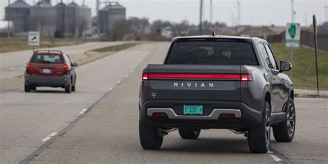 Un Rivian R1T a explosé à travers les garde corps en acier reflétant