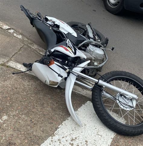 ACIDENTE DE TRÂNSITO Motociclista morre atropelado por caminhão após