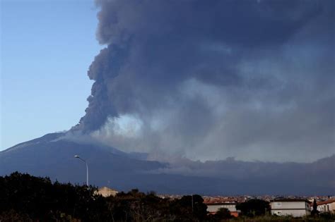 Wybuch Wulkan Etna Na Sycylii Chmura Dymu I Py U Si Gn A Km