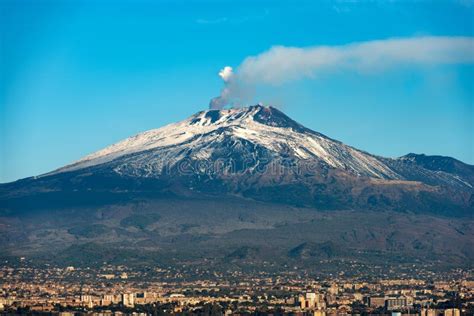 Soporte Etna Volcano Y Catania Sicilia Italia Foto De Archivo