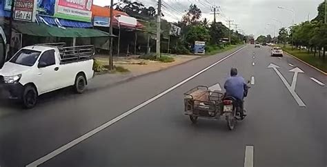 Skrajnie nieuważny użytkownik motocykla z przyczepką Mógł zginąć pod