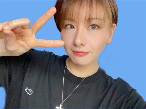 岩村菜々美さんのインスタグラム写真 岩村菜々美instagram「気付いてなかったけど、これがキメ顔なんだろうなー😂 この角度の写真が