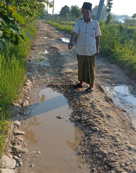 Kondisi Jalan Poros Desa Karah Dibiarkan Rusak Parah Bertahun Tahun