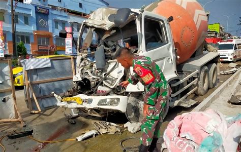 Rem Blong Truk Molen Kecelakaan Di Turunan Rapak Balikpapan Sopir