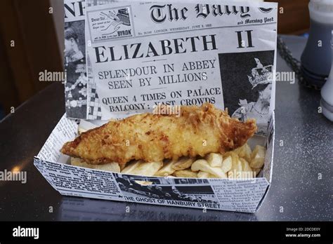 Pescado Inglés Tradicional Y Patatas Fritas En El Periódico Fotografía De Stock Alamy