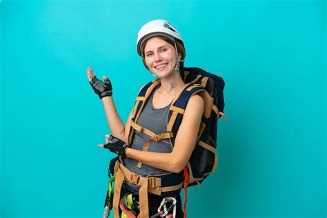 Mulher Jovem Alpinista Inglesa Isolada Em Fundo Azul Estendendo As