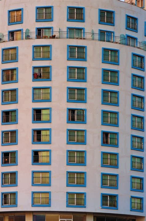 Fassade Des Hochhauses Mit Vielen Fenstern Sonntagsaussicht Stockfoto