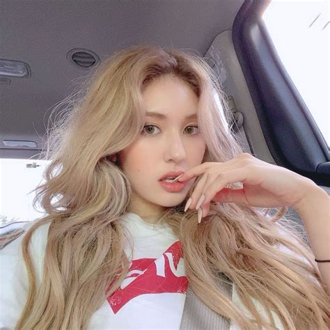 Potret Selfie Jeon Somi Yang Selalu Tampil Menawan