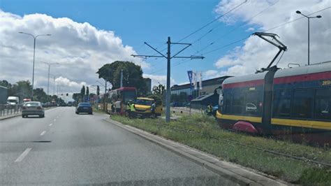 Zderzenie samochodu z tramwajem Utrudnienia dla podróżujących MPK