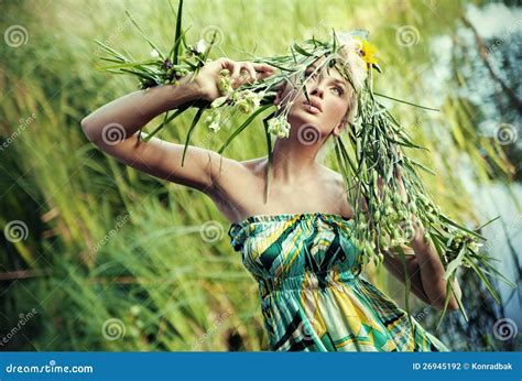 Retrato Do Natureza Estilo De Uma Mulher Nova Foto De Stock Imagem De