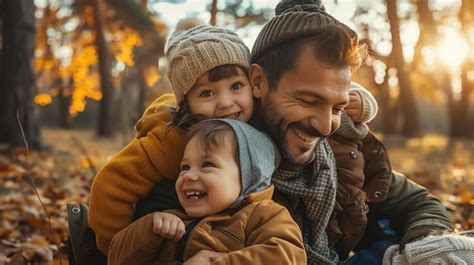 Fam Lia Feliz Um Pai E Seus Dois Filhos Est O Sentados Em Um Parque O