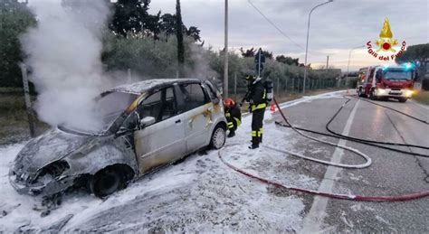 Uscire Vede Il Fumo Uscire Dall Auto Accosta Ed Esce Macchina