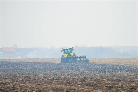 Tractor Arando Campos Preparando La Tierra Para La Siembra Campo